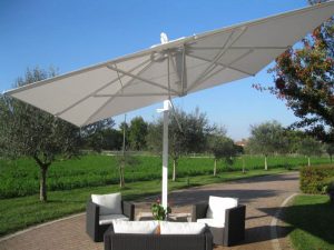 Come scegliere un ombrellone da giardino: i nostri consigli